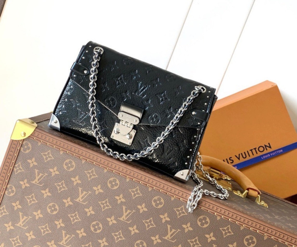 Black bag with chain