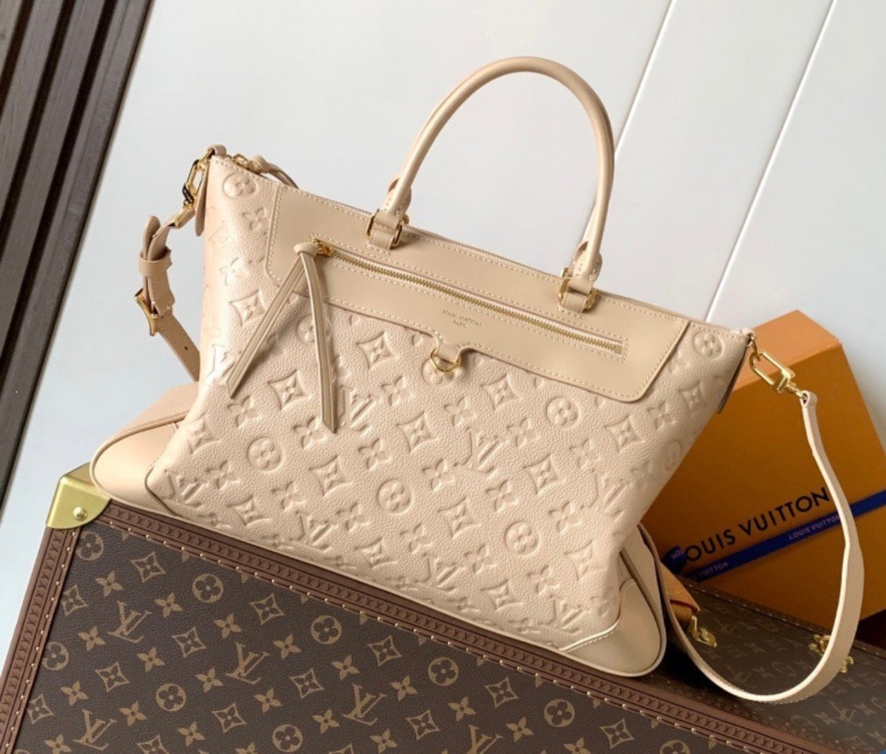 Beige boutique bag