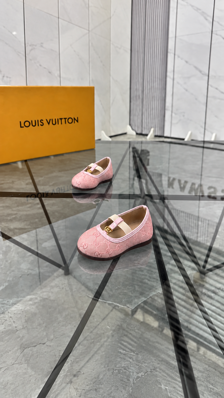 Pink buckle gg size