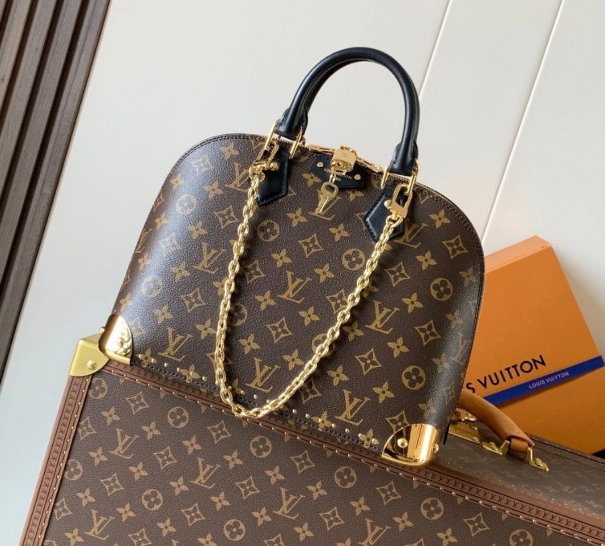 Classic bag with chain